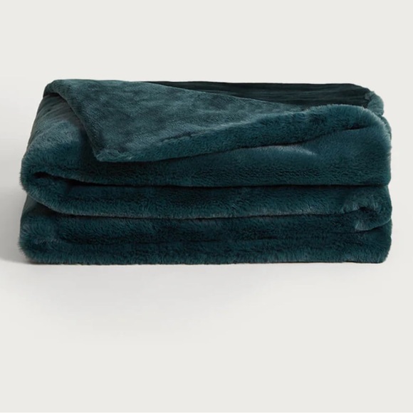 NWT UnHide Faux Fur Throw Blanket, Emerald Green SOLD OUT ONLINE - Picture 5 of 6